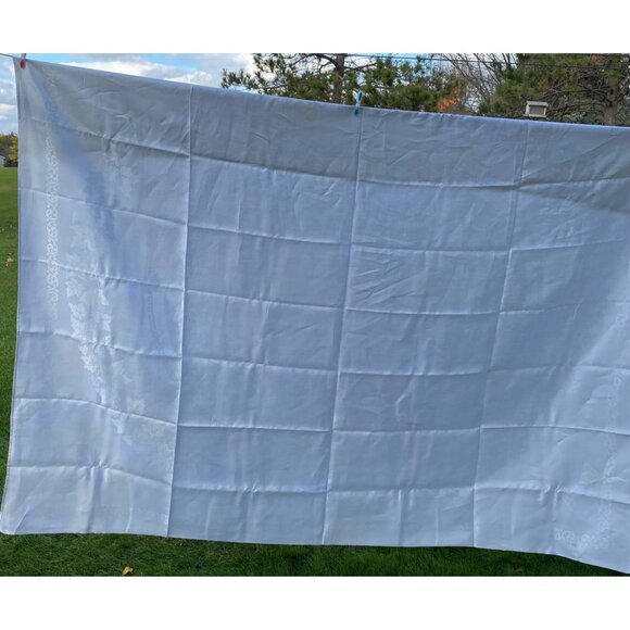 Vintage Bright White Subtle Floral Pattern Classic Tablecloth 85x76" - Picture 2 of 12